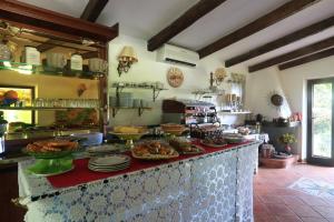 uma cozinha com um balcão com comida em L'Agnata di De André Boutique Hotel em Tempio Pausania