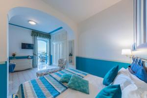 A television and/or entertainment centre at Hotel Villa San Michele