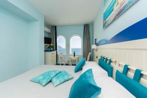 A bed or beds in a room at Hotel Villa San Michele