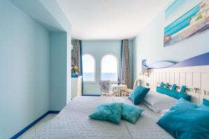 A bed or beds in a room at Hotel Villa San Michele