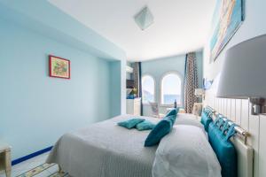 A bed or beds in a room at Hotel Villa San Michele
