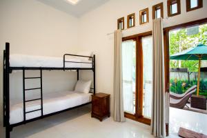 Letto o letti in una camera di The Puncak Santhi Inn