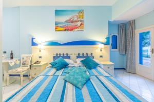 A bed or beds in a room at Hotel Villa San Michele