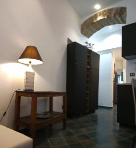 sala de estar con mesa y lámpara en Locazione breve in pieno centro "Blue House", en Palermo
