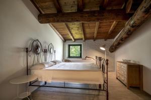 サン・フェリーチェ・デル・ベナーコにあるAgriturismo Le Chiusureの木製の天井が特徴のベッドルーム1室(大型ベッド1台付)
