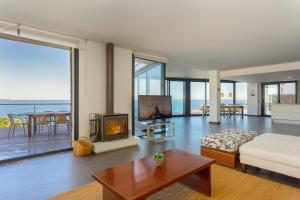 ein Wohnzimmer mit Couch und Kamin in der Unterkunft Flateli Port de la Selva in Port de la Selva