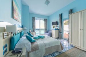 A bed or beds in a room at Hotel Villa San Michele