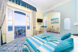 A bed or beds in a room at Hotel Villa San Michele