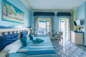 A television and/or entertainment centre at Hotel Villa San Michele