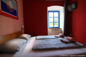 Säng eller sängar i ett rum på Apartments Bovec House