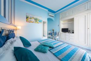 A bed or beds in a room at Hotel Villa San Michele