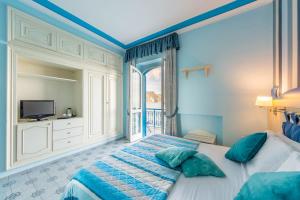 A bed or beds in a room at Hotel Villa San Michele
