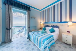 A bed or beds in a room at Hotel Villa San Michele