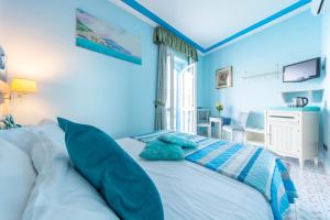 A bed or beds in a room at Hotel Villa San Michele
