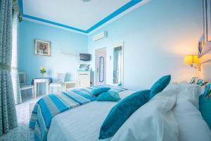 A bed or beds in a room at Hotel Villa San Michele