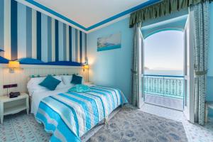 A bed or beds in a room at Hotel Villa San Michele
