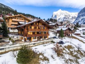 domek narciarski w górach w śniegu w obiekcie Apartment Saphir - GRIWA RENT AG w mieście Grindelwald