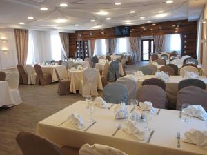 A restaurant or other place to eat at Mirnaya Pristan Boatel