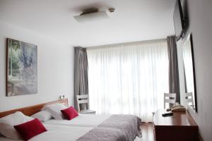 pokój hotelowy z dwoma łóżkami i oknem w obiekcie Hotel Hórreo by Bossh! Hotels w Santiago de Compostela