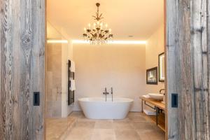 Ванная комната в Kitzhof Mountain Design Resort