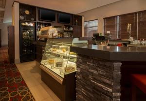 um restaurante com uma vitrine cheia de comida em Lakeview Signature, Trademark Collection by Wyndham em Winnipeg