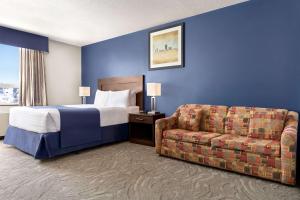 מיטה או מיטות בחדר ב-Travelodge by Wyndham Timmins