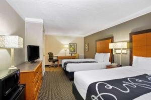 Llit o llits en una habitació de La Quinta Inn by Wyndham Denver Golden