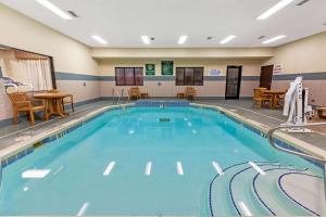 Swimmingpoolen hos eller tæt på La Quinta by Wyndham South Bend