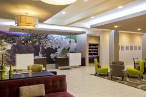 a lobby with a waiting room with a couch and chairs at La Quinta by Wyndham Cedar City in Cedar City