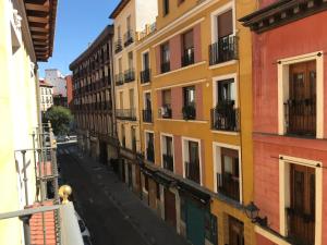 マドリードにあるPosada del León de Oro Boutique Hotelの建物のある通りのバルコニーからの眺め