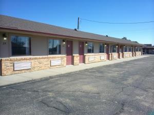 ein Gebäude mit einer Reihe von Fenstern auf einer Straße in der Unterkunft Shady Rest Motel in Arapahoe + 31 Fotos