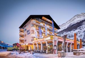 ein Hotel in den Bergen im Schnee in der Unterkunft Matterhorn Inn in Täsch