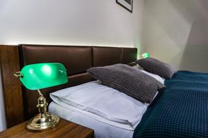 Posteľ alebo postele v izbe v ubytovaní U Medvidku-Brewery Hotel