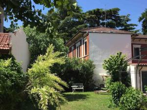 - un jardin avec un banc dans la cour d'une maison dans l'établissement Atrium Verona, à Vérone