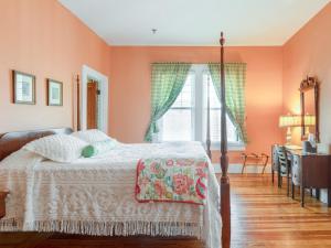 1 dormitorio con paredes de color naranja y 1 cama en The Belmont Inn by OYO en Abbeville