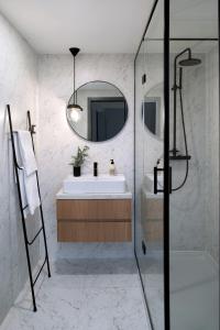 een badkamer met een wastafel en een spiegel bij Nôma Living Pop Saldanha in Lissabon +47 foto's