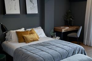 een slaapkamer met een bed en een bureau met een bureau bij Nôma Living Pop Saldanha in Lissabon
