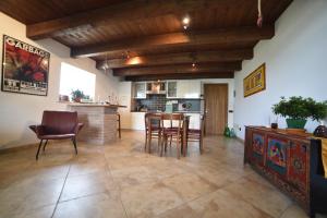 eine Küche und ein Wohnzimmer mit einem Tisch und Stühlen in der Unterkunft Capannone111 in Castiglione di Ravenna