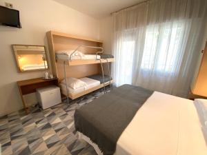 מיטה או מיטות קומותיים בחדר ב-Giovanna Rooms