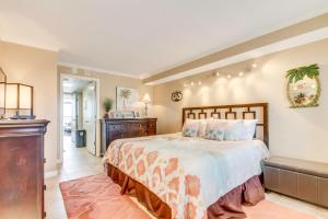 une chambre avec un lit et une commode dans l'établissement Oceanfront Condo w Balcony minutes walk to the beach, à Myrtle Beach