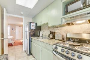 une cuisine avec des armoires vertes et une cuisinière dans l'établissement Oceanfront Condo w Balcony minutes walk to the beach, à Myrtle Beach 14 autres photos