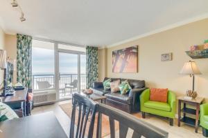 un salon avec un canapé et une table dans l'établissement Oceanfront Condo w Balcony minutes walk to the beach, à Myrtle Beach