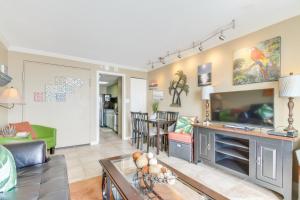 un salon avec un canapé et une table dans l'établissement Oceanfront Condo w Balcony minutes walk to the beach, à Myrtle Beach