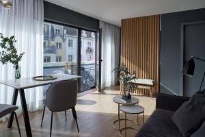 een woonkamer met een tafel en een bank bij Nôma Living Pop Saldanha in Lissabon