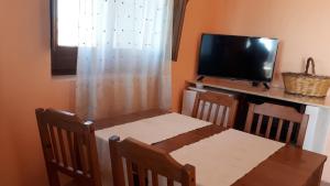 TV a/nebo společenská místnost v ubytování Dammuso Giara