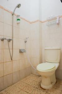 La salle de bains est pourvue d'une douche et de toilettes. dans l'établissement OYO 1111 Pasar Baru Inn, à Jakarta