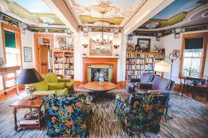 a living room with chairs and a fireplace at Roanoke Island Inn in Manteo