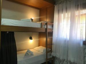 Bunk bed o mga bunk bed sa kuwarto sa Pousada e Hostel do PIO