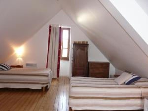 two beds in a room with an attic at Ker Corentine, maison de charme à Benodet, jardin in Bénodet