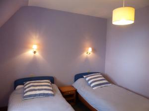 Giường trong phòng chung tại Chal Ha Dichal, villa à Carnac